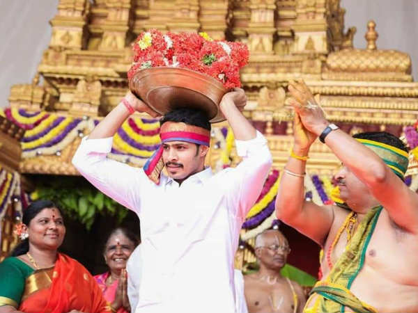 ಕಾರ್ಯಕರ್ತರು ಹೊಡಿತಾರೆ