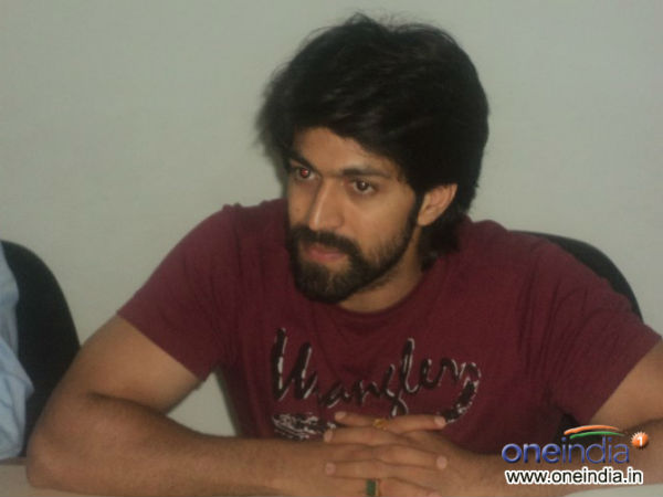 ಅಭಿಮಾನಿಗಳ ಆತಂಕ ದೂರ ಮಾಡಿದ ಯಶ್ ಅಭಿಮಾನಿಗಳ ಆತಂಕ ದೂರ ಮಾಡಿದ ಯಶ್