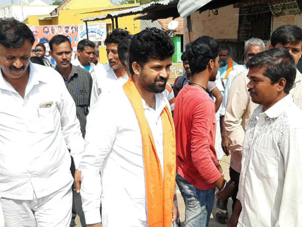 ಒನ್ ಇಂಡಿಯಾ:ಈ ಬಾರಿ ಯಾವ ಅಂಶ ನೋಡಿ ಮತ ನೀಡಬೇಕು? ಒನ್ ಇಂಡಿಯಾ:ಈ ಬಾರಿ ಯಾವ ಅಂಶ ನೋಡಿ ಮತ ನೀಡಬೇಕು?