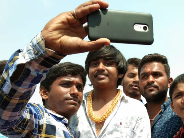 ಸೆಲ್ಫಿ ತೆಗೆಸಿಕೊಂಡು ಖುಷಿ ಪಟ್ಟ ಜನರು