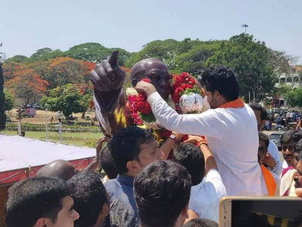 ಒನ್ ಇಂಡಿಯಾ: ಕಾರ್ಯಕರ್ತರು, ಮುಖಂಡರನ್ನು ವಿಶ್ವಾಸಕ್ಕೆ ತೆಗೆದುಕೊಂಡಿದ್ದೀರಾ? ಒನ್ ಇಂಡಿಯಾ: ಕಾರ್ಯಕರ್ತರು, ಮುಖಂಡರನ್ನು ವಿಶ್ವಾಸಕ್ಕೆ ತೆಗೆದುಕೊಂಡಿದ್ದೀರಾ?