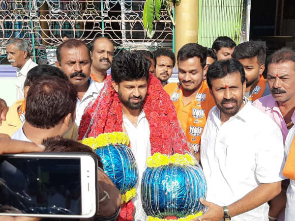 ಒನ್ ಇಂಡಿಯಾ:ಚುನಾವಣೆ ಎದುರಿಸಲು ಮೋದಿ ಹೆಸರು ಬಳಸುತ್ತಿದ್ದೀರಾ? ಒನ್ ಇಂಡಿಯಾ:ಚುನಾವಣೆ ಎದುರಿಸಲು ಮೋದಿ ಹೆಸರು ಬಳಸುತ್ತಿದ್ದೀರಾ?