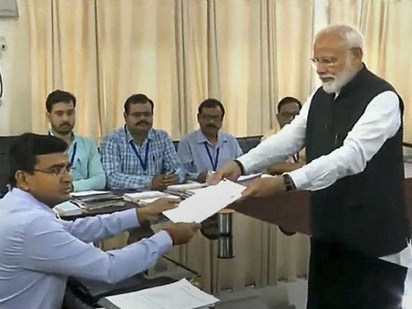 ಬಾದಲ್ ಕಾಲಿಗೆ ನಮಸ್ಕರಿಸಿದ ಪ್ರಧಾನಿ ಮೋದಿ 