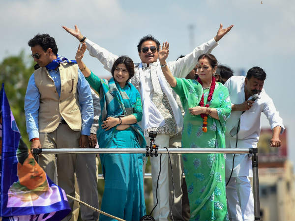 ಕಾಂಗ್ರೆಸ್ ವಿರುದ್ಧ, ಪತ್ನಿ ಪರ ಪ್ರಚಾರ