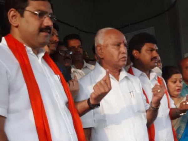 ಶಿಕಾರಿಪುರದಲ್ಲಿ ಯಡಿಯೂರಪ್ಪ ಕುಟುಂಬ ಮತದಾನ