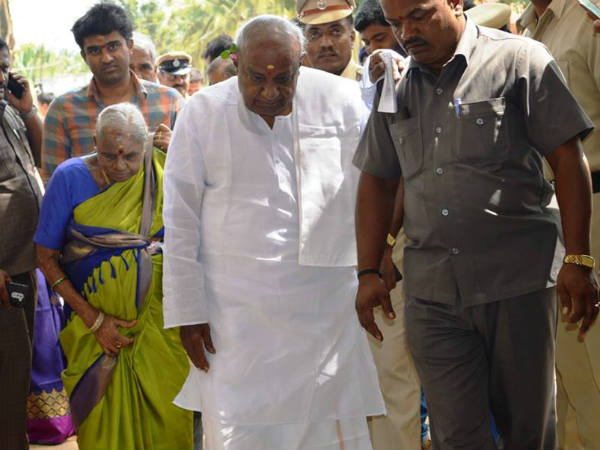 ಪತ್ನಿ ಸಮೇತ ಮತದಾನ