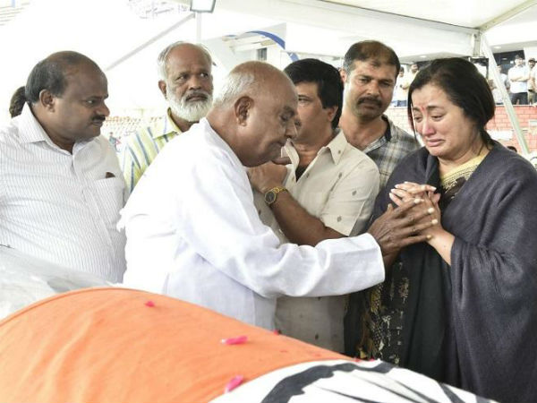 ಅಂಬರೀಶ್ ದೇಹಕ್ಕೆ ಅಗ್ನಿಸ್ಪರ್ಶ ಆದ ಕೂಡಲೇ ಅಲ್ಲಿ ರಾಜಕೀಯ ಆರಂಭವಾಗಿದೆ 