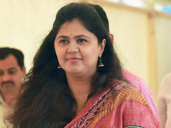 Lok Sabha Elections 2019 Maharashtra minister Pankaja Munde tie bomb Rahul Gandhi surgical strikes Lok Sabha Elections 2019 Maharashtra minister Pankaja Munde tie bomb Rahul Gandhi surgical strikes