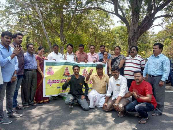 Mysuru Brahmins Association members protest against satish jarkiholi