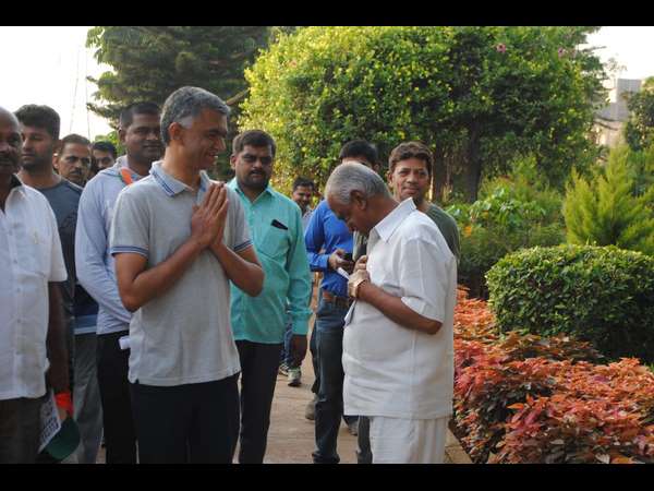 ಸದಾನಂದಗೌಡರು ತನಗೆ ಓಟು ಹಾಕಬೇಡಿ ಮೋದಿ ಅವರಿಗೆ ಓಟ್ ಹಾಕಿ ಅಂತಿದ್ದಾರೆ 