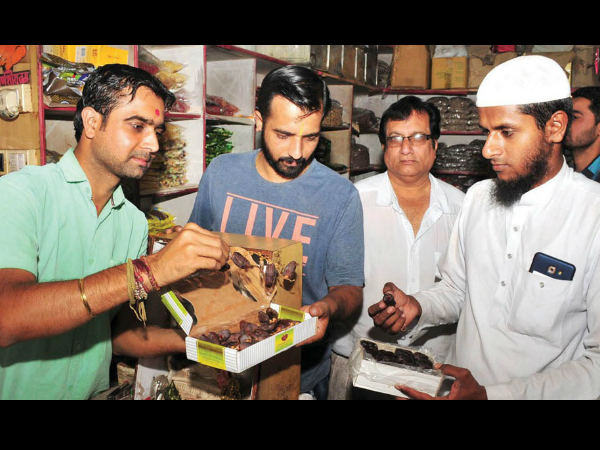  ಖರ್ಜೂರದ ಮಾರಾಟ ಜೋರು 