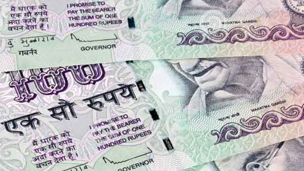 ಅಂಗಳದಲ್ಲಿ ಮೆಲುಕು ಹಾಕುತ್ತಾ ನಿಂತಿತ್ತು ಕೋಣ