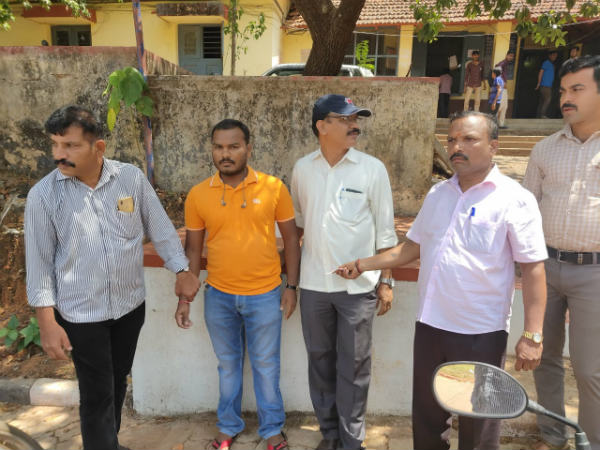 Village accountant held for taking bribe in Mangaluru Village accountant held for taking bribe in Mangaluru