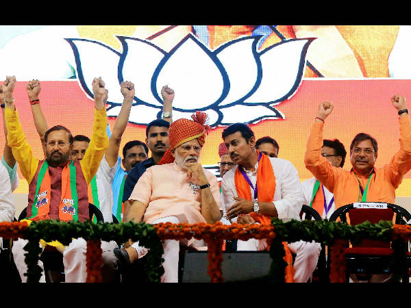 ಎಸಿ ಕೊಠಡಿಯಲ್ಲಿ ಕಾಗದದ ಮೇಲೆ ದಾಳಿ ಎಸಿ ಕೊಠಡಿಯಲ್ಲಿ ಕಾಗದದ ಮೇಲೆ ದಾಳಿ