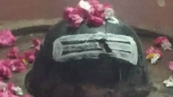 ಲಿಂಗದಲ್ಲಿ ಬಿರುಕು ಮೂಡಿತ್ತು 