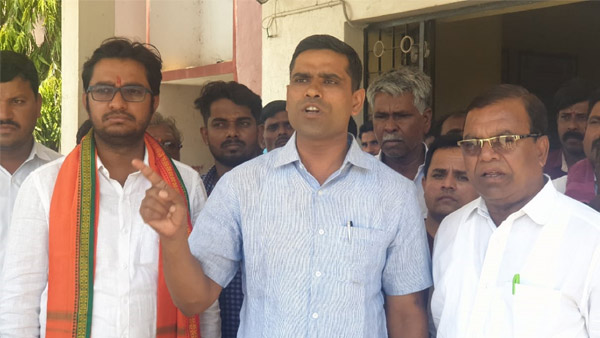 Chincholi : BJP complaints to EC against Kharge for misusing pilot vehicle Chincholi : BJP complaints to EC against Kharge for misusing pilot vehicle