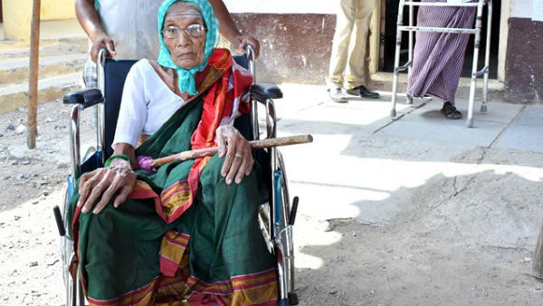 ವಯೋವೃದ್ಧೆಯಿಂದ ಮತದಾನ 