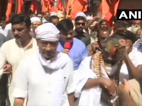 Digvijay Singh road show in Bhopal: Police personnel wearing saffron scarves Digvijay Singh road show in Bhopal: Police personnel wearing saffron scarves