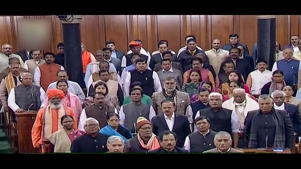 ಹಿರಿತನಕ್ಕೆ ಅನುಗುಣವಾಗಿ ಆಸನ 