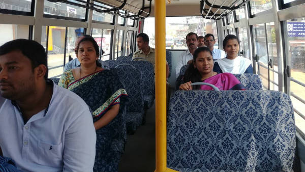 ಬಸ್ ಏರಿದ ಜಿಲ್ಲಾಧಿಕಾರಿ