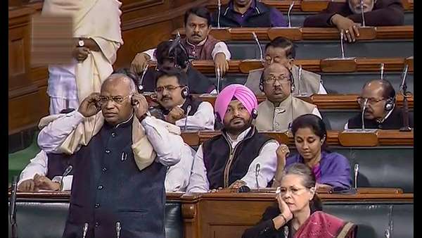 ಹಲವು ರಾಜಕಾರಣಿಗಳಿಗೆ 'ಗುರು' ಸ್ಥಾನದಲ್ಲಿರುವ ಮಲ್ಲಿಕಾರ್ಜುನ ಖರ್ಗೆ ಹಲವು ರಾಜಕಾರಣಿಗಳಿಗೆ 'ಗುರು' ಸ್ಥಾನದಲ್ಲಿರುವ ಮಲ್ಲಿಕಾರ್ಜುನ ಖರ್ಗೆ