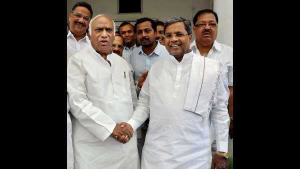 ಕುಮಾರಸ್ವಾಮಿ ಮತ್ತು ಸಿದ್ದರಾಮಯ್ಯನವರು ವ್ಯಂಗ್ಯ ಕುಮಾರಸ್ವಾಮಿ ಮತ್ತು ಸಿದ್ದರಾಮಯ್ಯನವರು ವ್ಯಂಗ್ಯ