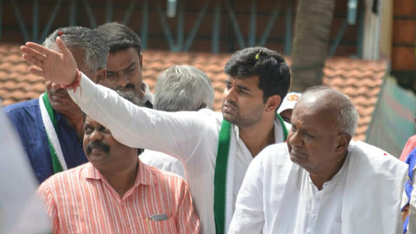 ಏಕಾಂಗಿಯಾಗಿ ಸಂಸತ್ ಪ್ರವೇಶ ಏಕಾಂಗಿಯಾಗಿ ಸಂಸತ್ ಪ್ರವೇಶ