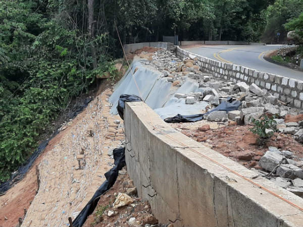 ಮಳೆಗಾಲ: ರಸ್ತೆ ಕುಸಿಯುವ ಭೀತಿ 