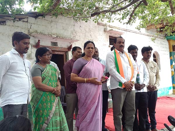 ಹಲವೆಡೆ ರೋಡ್ ಶೋ ನಡೆಸಿದ ಶೋಭಾ