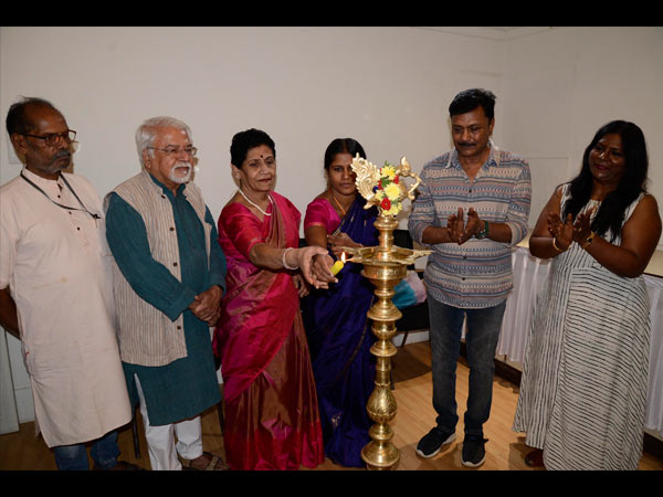 Mayor Gangambika Mallikarjuna inaugurates A Unique Solo Show Art Houz gallery 
