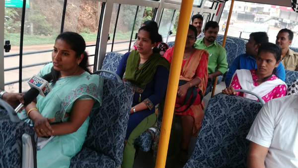ಬಸ್‌ನಲ್ಲಿ ಬಂದ ಅಧಿಕಾರಿಗಳು