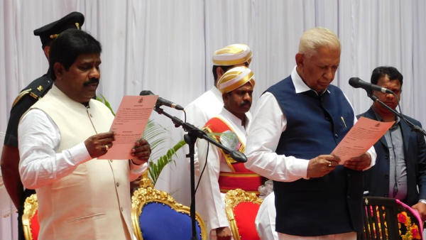 ಸರ್ಕಾರಿ ನೌಕರರಾಗಿದ್ದರು