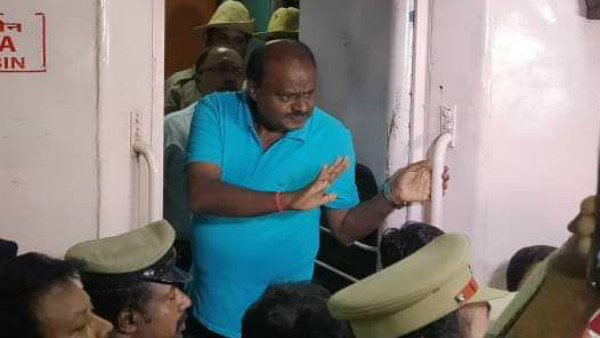 CM Kumaraswamy traveling in train to Raichuru to do village stay