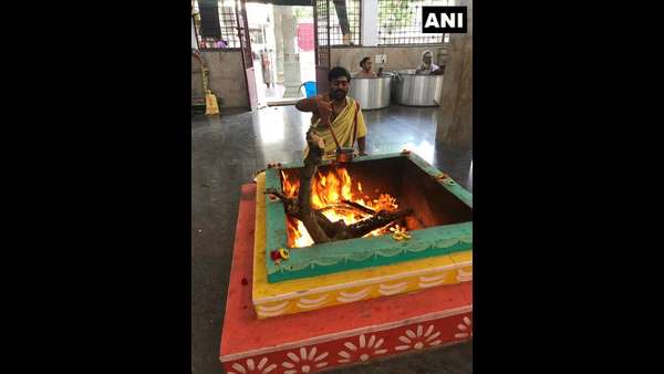 Varuna japa in an unorthodox way; criticism by various sect of people 