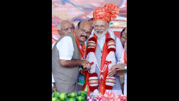 ಕಾಂಗ್ರೆಸ್ ಶಾಸಕರಾಗಿದ್ದ ಡಾ. ಉಮೇಶ್ ಜಾಧವ್, ಕಾಂಗ್ರೆಸ್ ತೊರೆದು ಬಿಜೆಪಿ ಸೇರಿಕೊಂಡಿದ್ದರು 