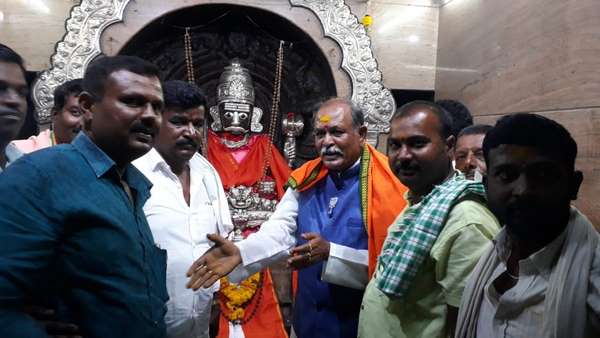 ವೈ ದೇವೇಂದ್ರಪ್ಪ, ಕಾಂಗ್ರೆಸ್ಸಿನ ವಿ ಎಸ್ ಉಗ್ರಪ್ಪ ಅವರನ್ನು ಸೋಲಿಸಿದ್ದರು ವೈ ದೇವೇಂದ್ರಪ್ಪ, ಕಾಂಗ್ರೆಸ್ಸಿನ ವಿ ಎಸ್ ಉಗ್ರಪ್ಪ ಅವರನ್ನು ಸೋಲಿಸಿದ್ದರು