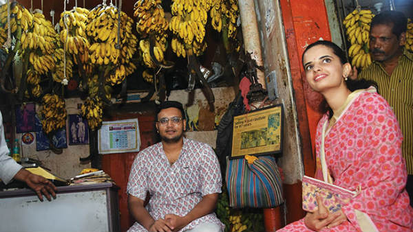 Royal couple visits Mysuru devaraja market and shopped Royal couple visits Mysuru devaraja market and shopped