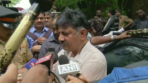 ಎಂಟು ಗಂಟೆ ಹೊಟೆಲ್‌ ಮುಂದೆ ಕಾದ ಡಿಕೆಶಿ