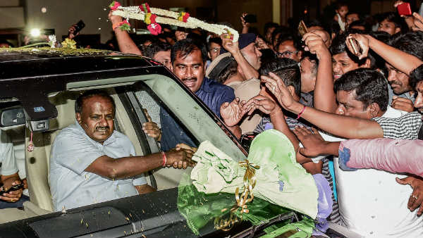 ರೇಂಜ್ ರೋವರ್ ಕಾರಿನಲ್ಲಿ ಸಂಚಾರ