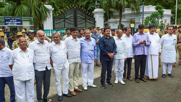 ಮುಂಬೈನಲ್ಲಿರುವ ಶಾಸಕರು