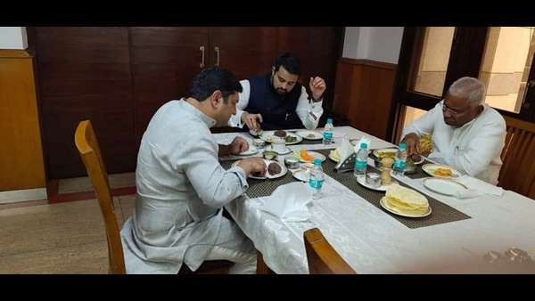 ರಾಗಿ ಮುದ್ದೆ ತಿನ್ನುತ್ತಿರುವ ಚಿತ್ರ ವೈರಲ್ ರಾಗಿ ಮುದ್ದೆ ತಿನ್ನುತ್ತಿರುವ ಚಿತ್ರ ವೈರಲ್