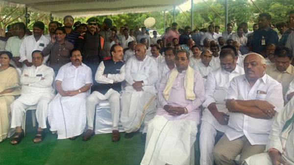 Siddaramaiah And Ramesh Kumar Participate In Jaipal Reddy Cremation