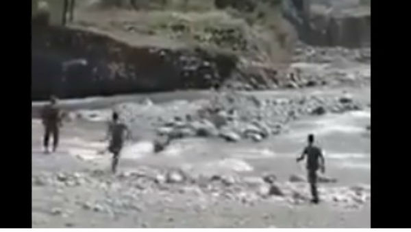 2 brave CRPF soldiers saved a girl from a flooding river in Kashmir 2 brave CRPF soldiers saved a girl from a flooding river in Kashmir