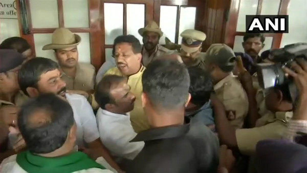 Chaos in Vidhana Soudha, BJP-Congress leaders fight each other 