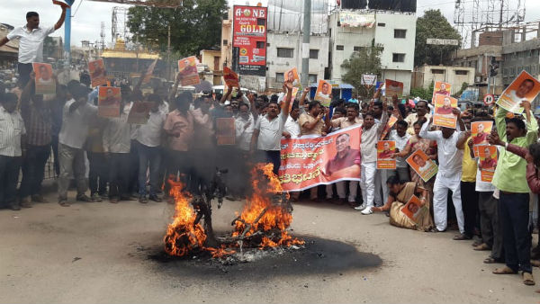 Protest In Chitradurga For Not Giving Minister Seat To Thippareddy