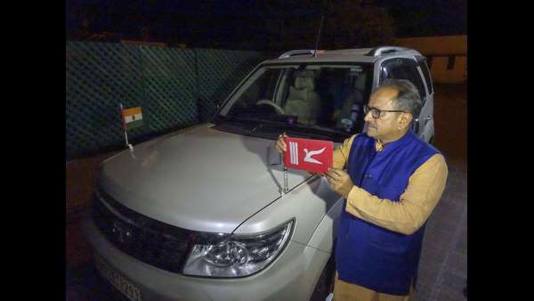 ಮನೆ ಬಿಟ್ಟು ಹೊರಡುತ್ತಿರುವ ಸ್ಥಳೀಯರು 