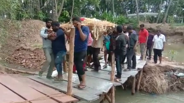 People Cross River To Cremate The Deadbody In Mamballi Village Of Kollegal People Cross River To Cremate The Deadbody In Mamballi Village Of Kollegal
