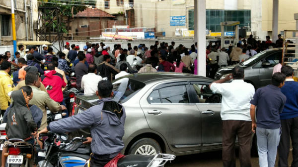  ಪೆಟ್ರೋಲ್ ಗಾಗಿ ಗಂಟೆಗಟ್ಟಲೆ ಕಾದ ಜನ