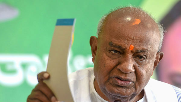 Deve Gowda gave 2 lakh rupees to CM relief fund Deve Gowda gave 2 lakh rupees to CM relief fund