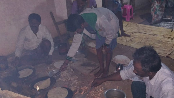 Davanagere People Preparing Rotti For Uttara Karnataka Flood Victims Davanagere People Preparing Rotti For Uttara Karnataka Flood Victims